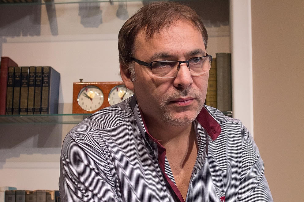 Gabriel Rolón: Un recorrido por el laberinto pasional