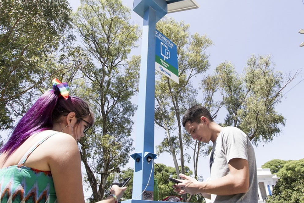El municipio instaló columnas de energía solar para cargar celulares y acceder a internet en todas las localidades