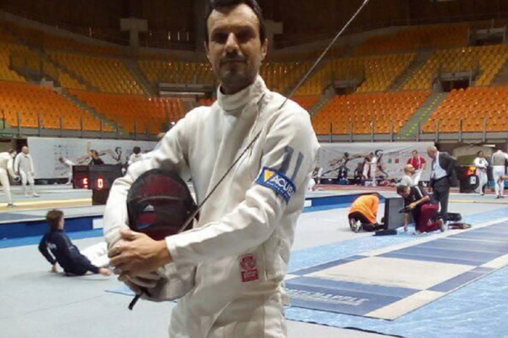 Guillermo Colino: “Es tricampeón sudamericano de esgrima y con su libro de poemas busca juntar fondos para ir al Mundial”