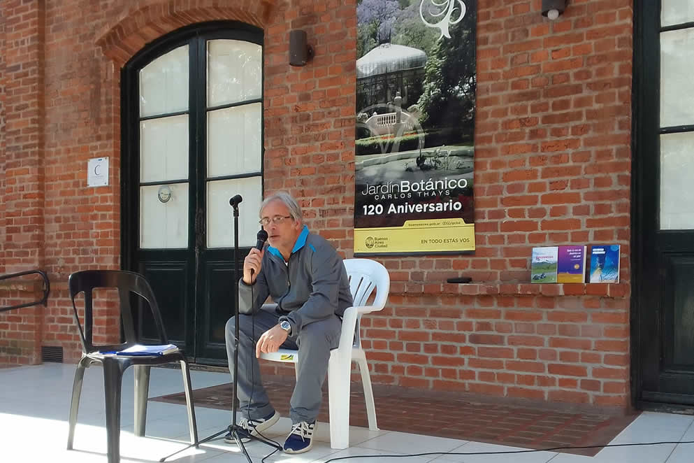 Juan Botana presenta “Flores plebeyas”, su nuevo libro