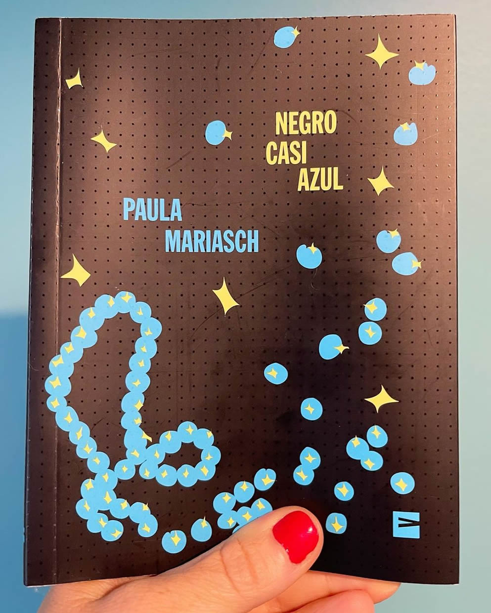 “Negro casi azul” de Paula Mariasch. Por Nuria Gómez Videla