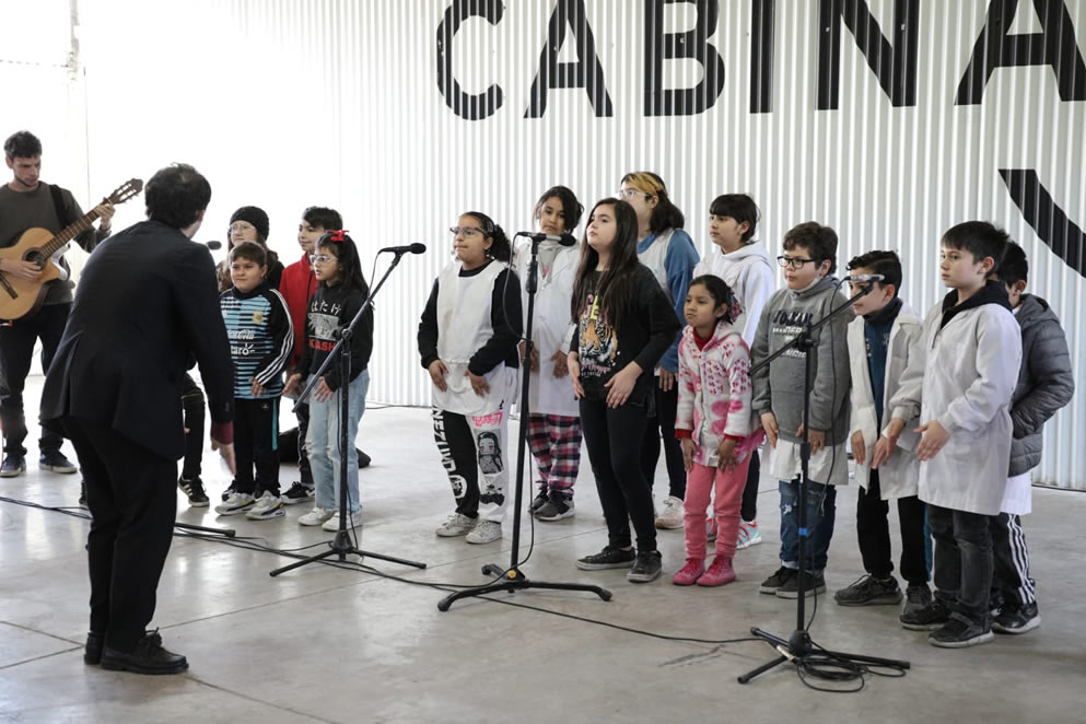 Jorge Ferraresi visitó la Feria Regional de Educación, Artes, Ciencias y Tecnologías en La Estación