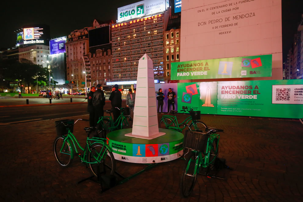 El Obelisco se convierte en un Faro Verde durante el C40