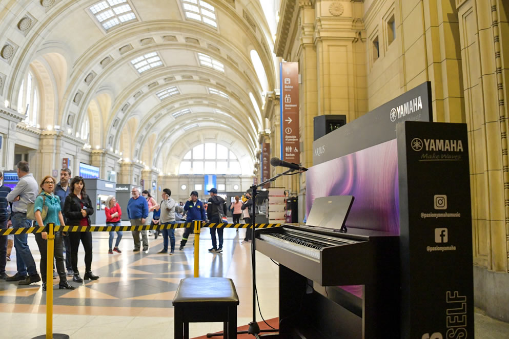 Un piano para tocarlo en el hall de la Estación de tren Constitución