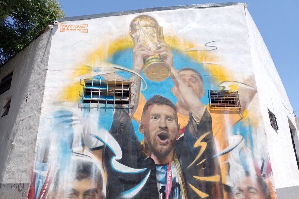 Primer mural de Lionel Messi con la copa del mundo