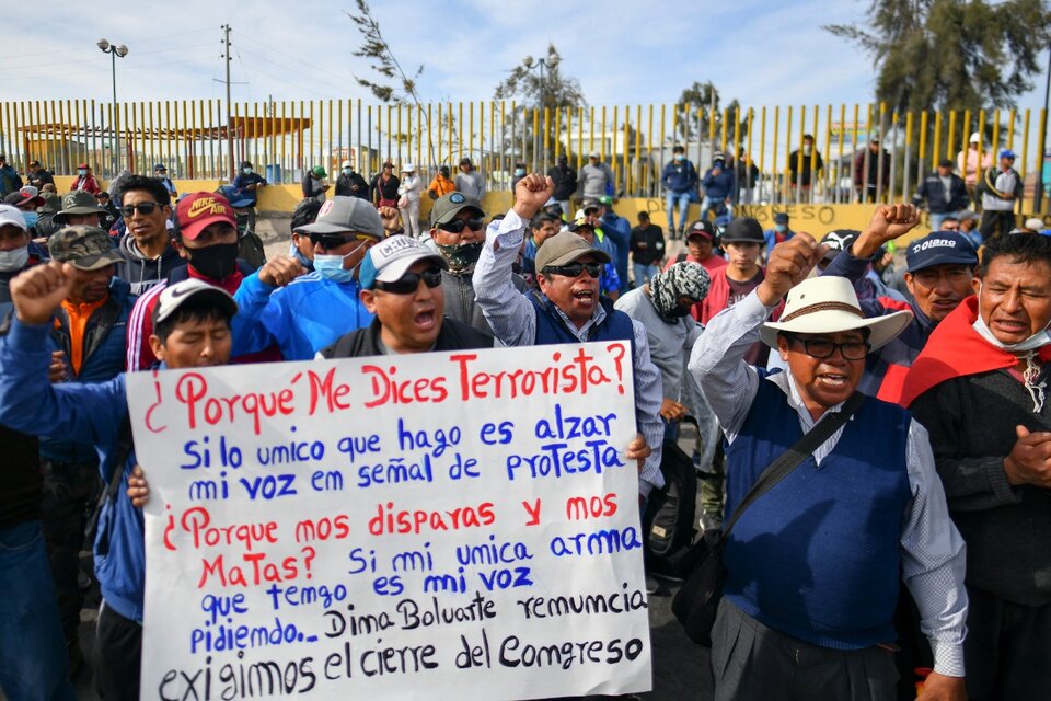 Manifestantes bloquean una autopista de Perú