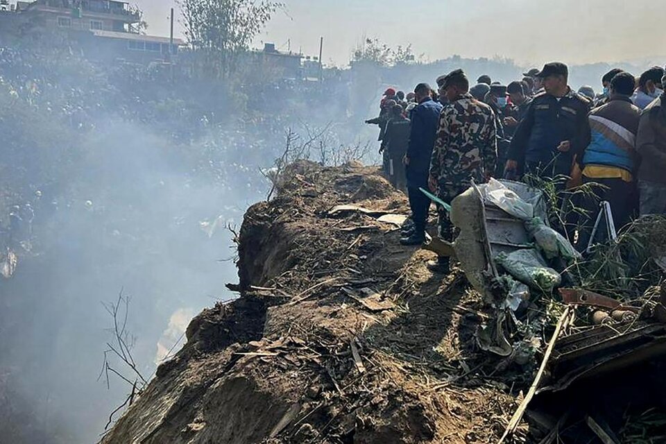 Se estrelló un avión en Nepal y murieron al menos 68 personas 