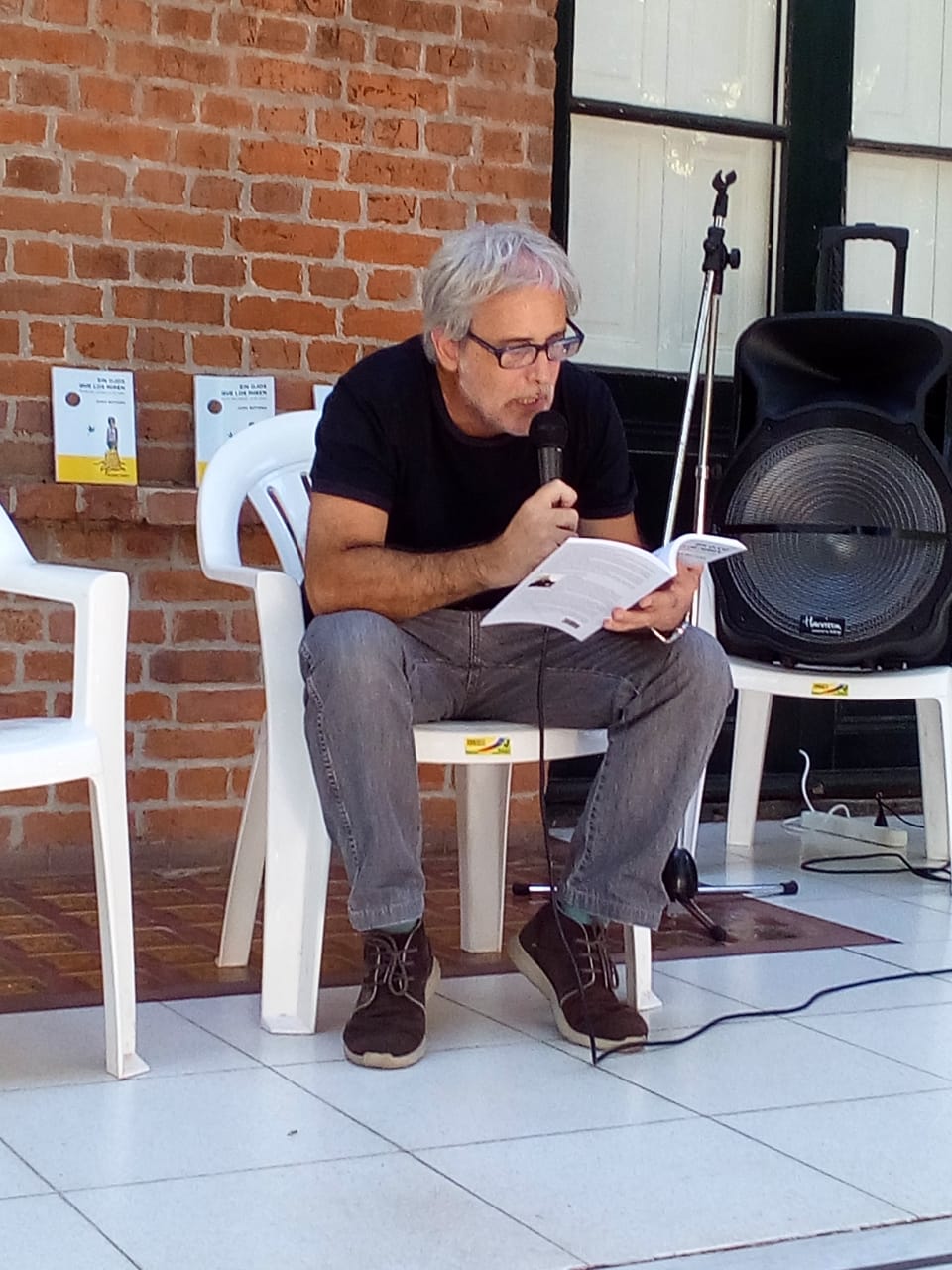 Juan Botana presenta su libro de crónicas “Sin ojos que los miren”