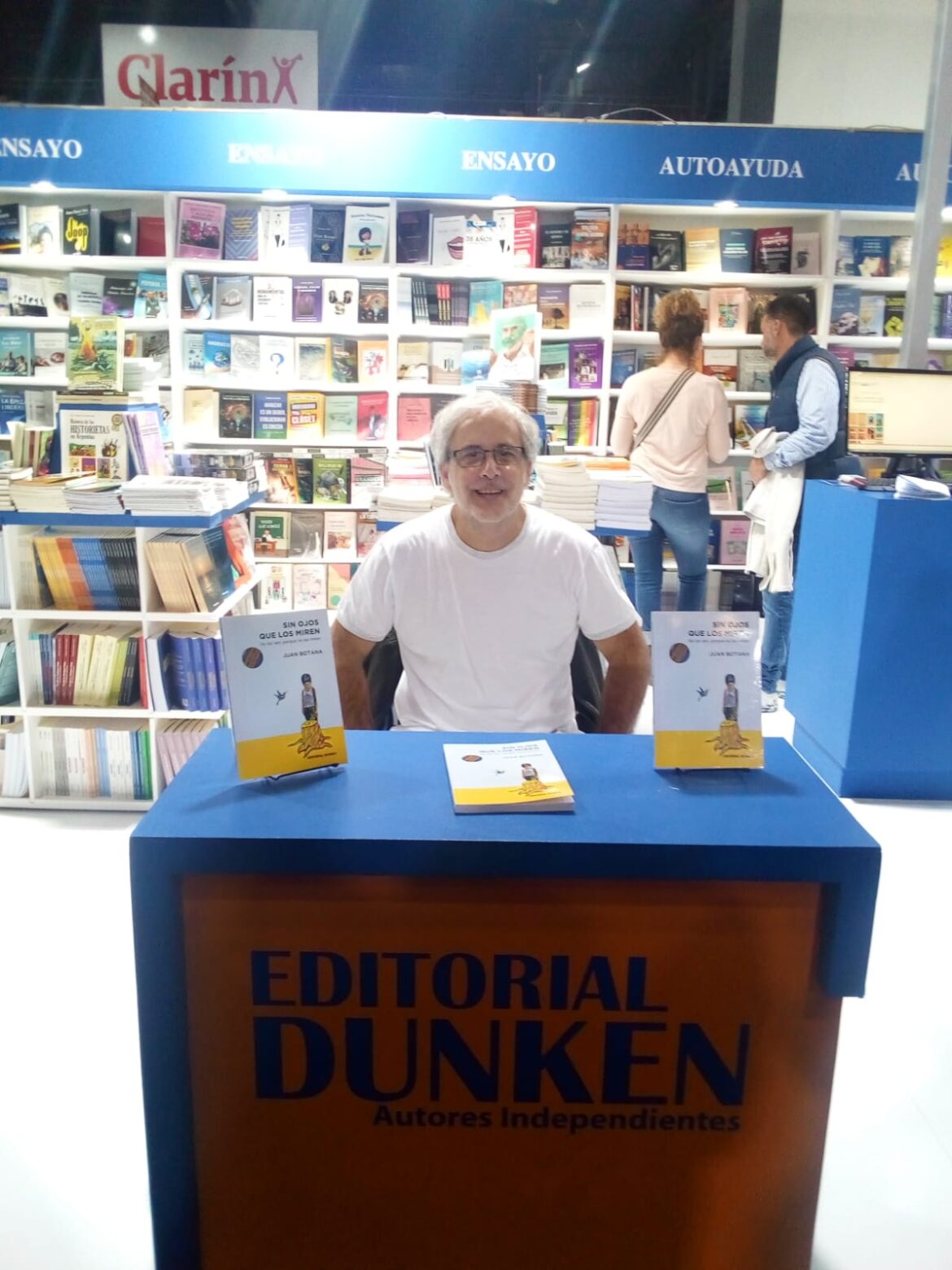 “EN LA TAPA DEL LIBRO HAY UN CHICO QUE MIRA PARA ABAJO Y EN ESE NO MIRAR A LOS OJOS VA EL RECLAMO”