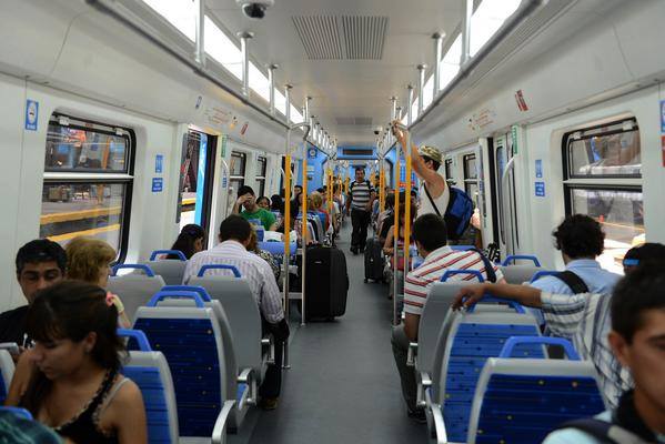 Nubes grises, una crónica de Juan Botana sobre una chica que canta en el tren