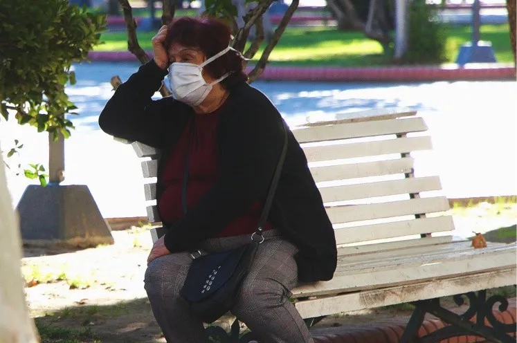 Las sillas de la cuarentena, una crónica de Juan Botana de cuando empezaron a liberar los controles en cuarentena