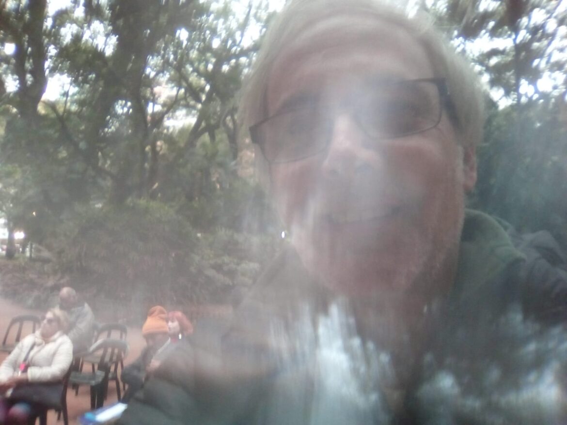 “El tiempo nos jugó una mala pasada, pero igual pudimos presentar nuestros libros y leer en el Jardín Botánico Carlos Thays”