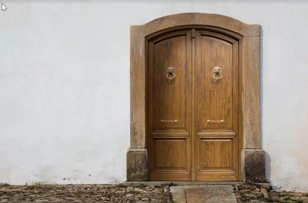 La puerta marrón. Por Mónica Samaniego