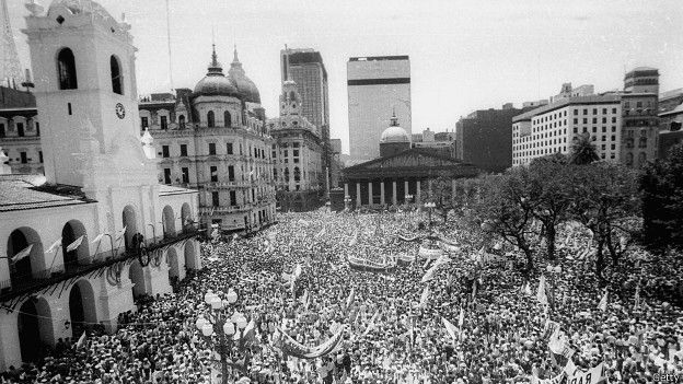 Convidados (a 40 años de la democracia). Por Ana Gloria Casale