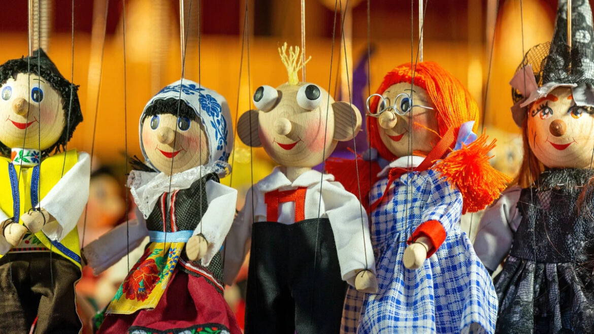 Una historia de marionetas. Por Nora Cerisola