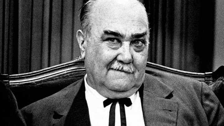 Cuatro años de zonceras con la motosierra encendida. Por Martín Alomo