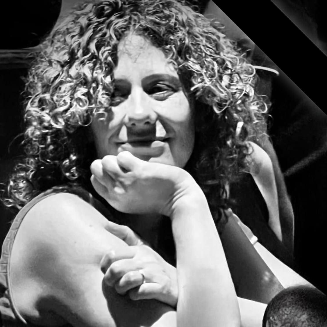 Plegaria para no perdonar el parecido de alguien a la pierna rota de algo en un lugar roto. Por Silvia Goldman