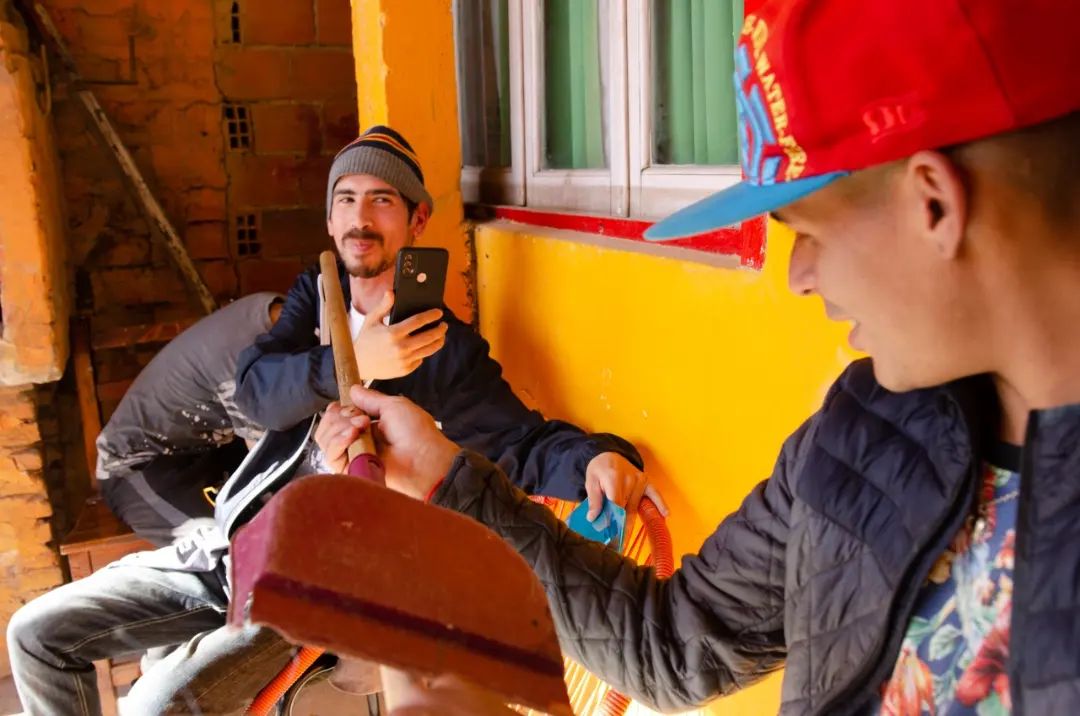 En mi barrio se escucha. Por Elvis Báez