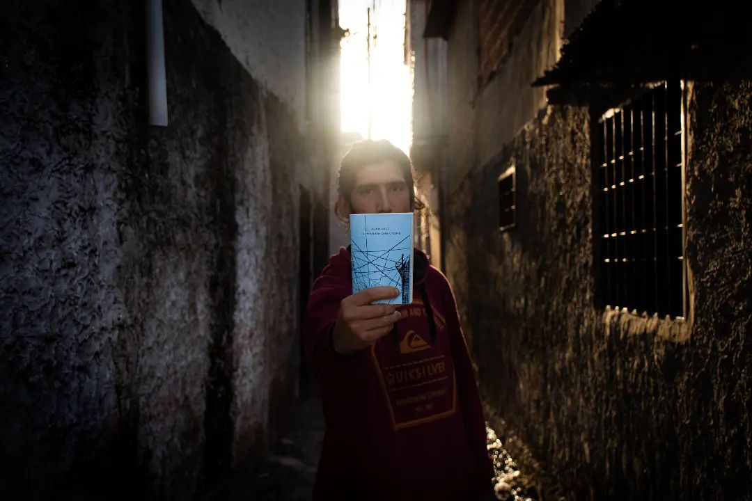 Las hojas que caen a tiempo. Por Elvis Báez