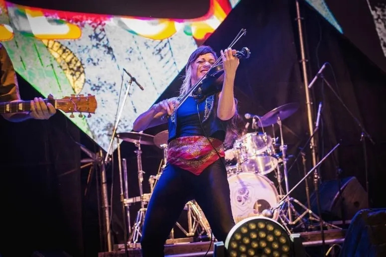 Valeria Velázquez Ulloa y su violín alado. Por Verónica González