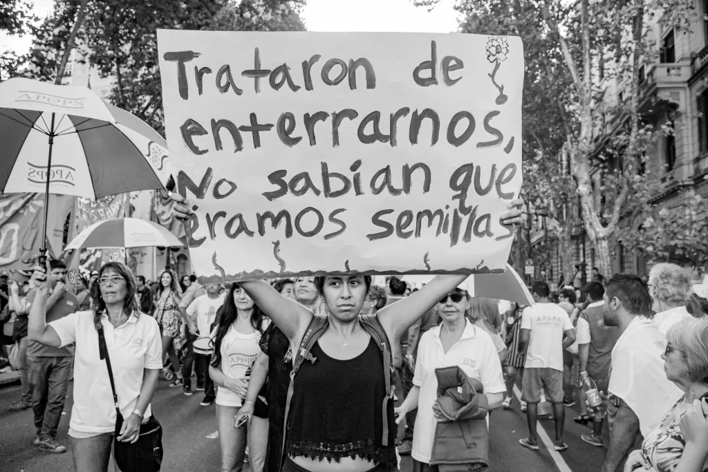 Pan y rosas 8 de marzo, mujeres en lucha. Por Verónica González