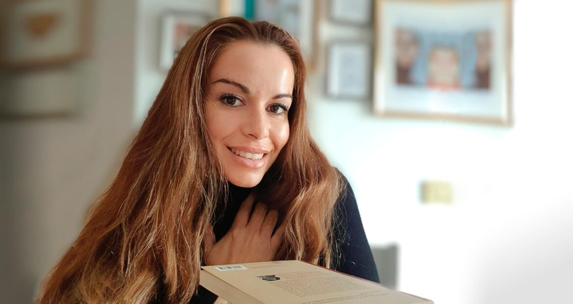 “Cuando veo mis libros expuestos al público, siento temor, siento agradecimiento y siento la esperanza de que esos “hijos” encuentren en los lectores su máxima justificación”. Entrevista a Natacha G. Mendoza. Por Juan Botana