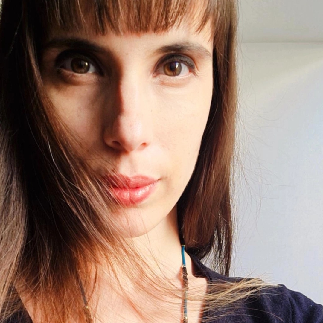 “Lo poético no se traduce solo en el poema sino en un modo sensible de ver el mundo”. Entrevista a Sofía Di Scala. Por Juan Botana