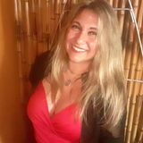 “Entrar a una librería y oler los libros es un placer que unos pocos valoramos”. Entrevista a Adriana Phatouros. Por Juan Botana