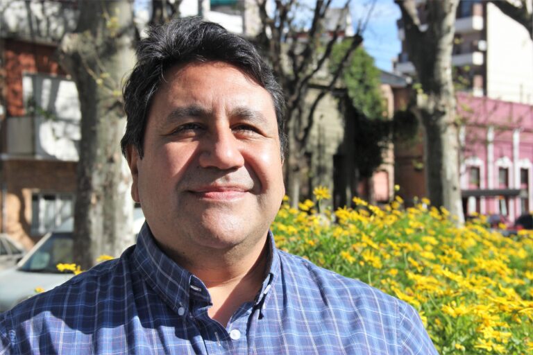 “Me parece que somos una sociedad que eligió un gobierno encabezado por un presidente con características adolescentes e incluso pueriles”.”Entrevista a Martín Alomo. Por Juan Botana