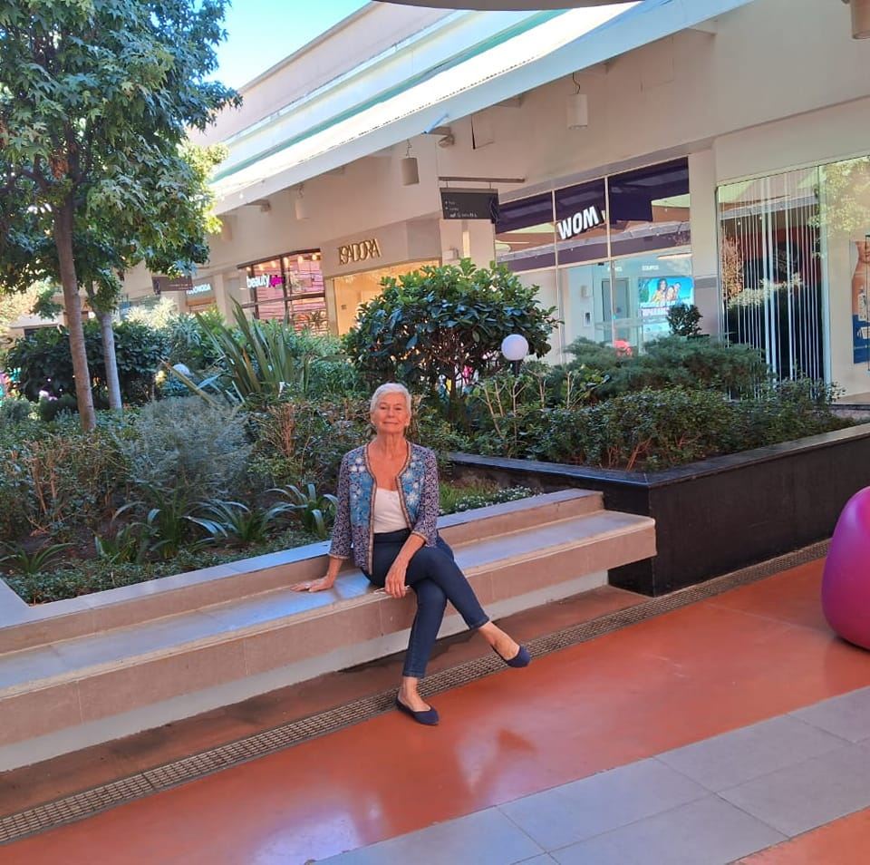 “Extrañas mujeres busca un lector que se atreva a repensarse sin resentimientos”. Entrevista a Ana María Figueira. Por Juan Botana