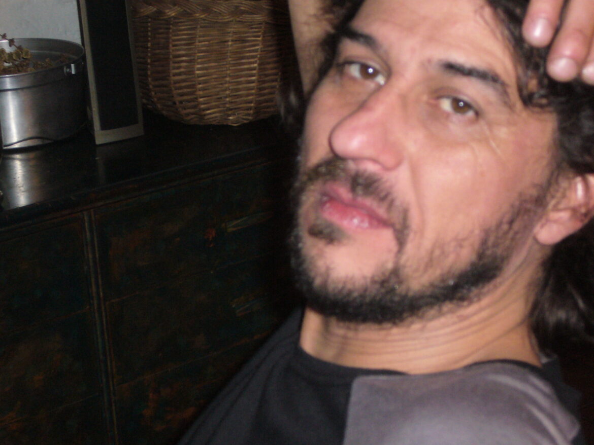 “Miguel Ángel Bustos es un poeta imprescindible”, “Spinetta aún vive, como mi viejo” y “Mi gato se llama Néstor en homenaje a Néstor Sánchez”.  Entrevista a Jorger Hardmeier. Por Juan Botana