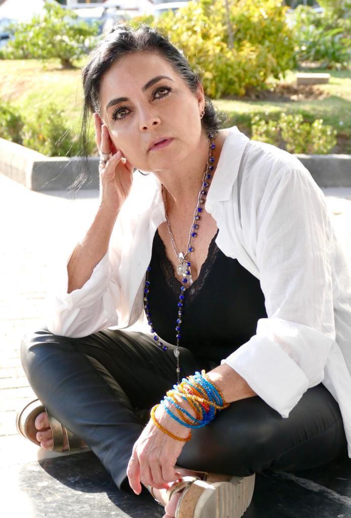 “Mis textos durante largos años los estuve guardando mientras los pulía”. Entrevista a Irma Nimbe. Por Juan Botana