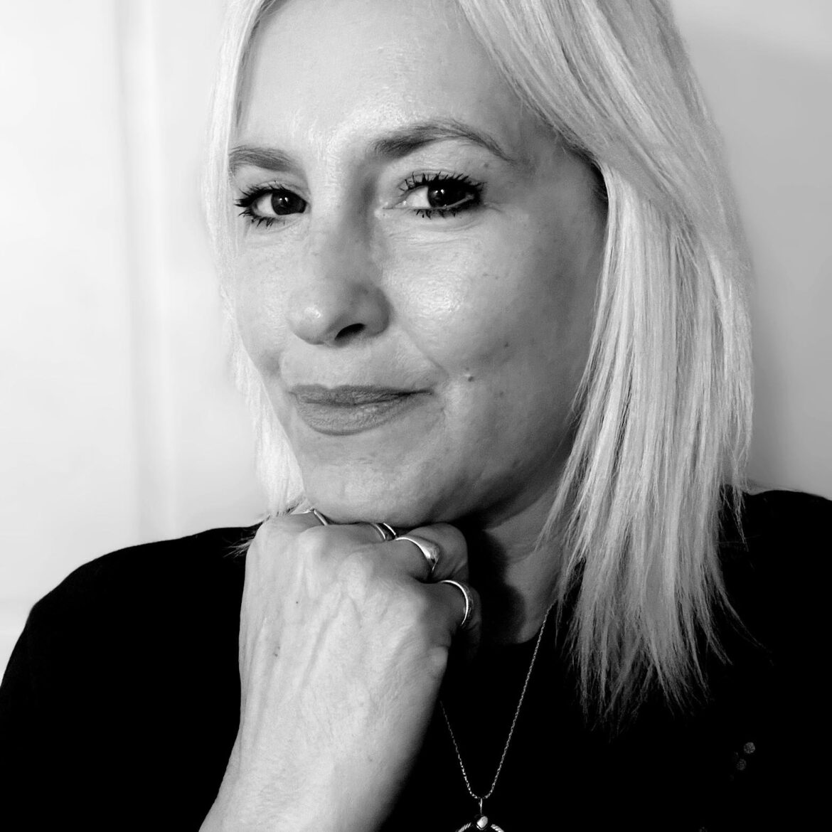 “Creo que todos le debemos la vida a la fortaleza de esos niños que fuimos”. Entrevista a Karina Sacerdote. Por Juan Botana