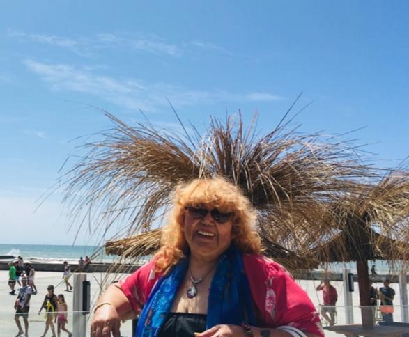 “Soy Argelia Díaz, poeta humanista universal y me preguntan qué significa”. Entrevista a Argelia Díaz. Por Juan Botana