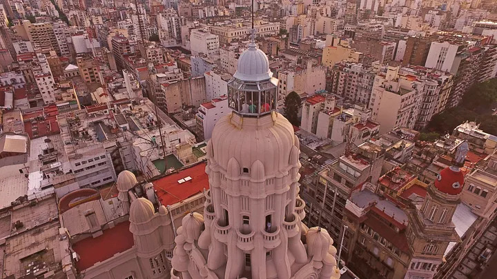 Las cúpulas de la Ciudad. Por Juan Botana