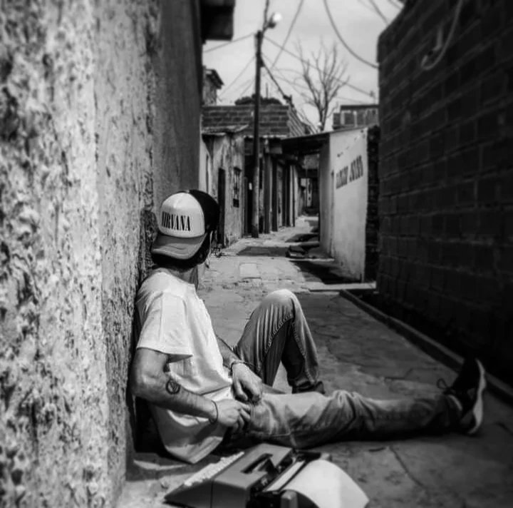 “Las hojas que caen a tiempo”. Entrevista a Elvis Báez. Por Juan Botana