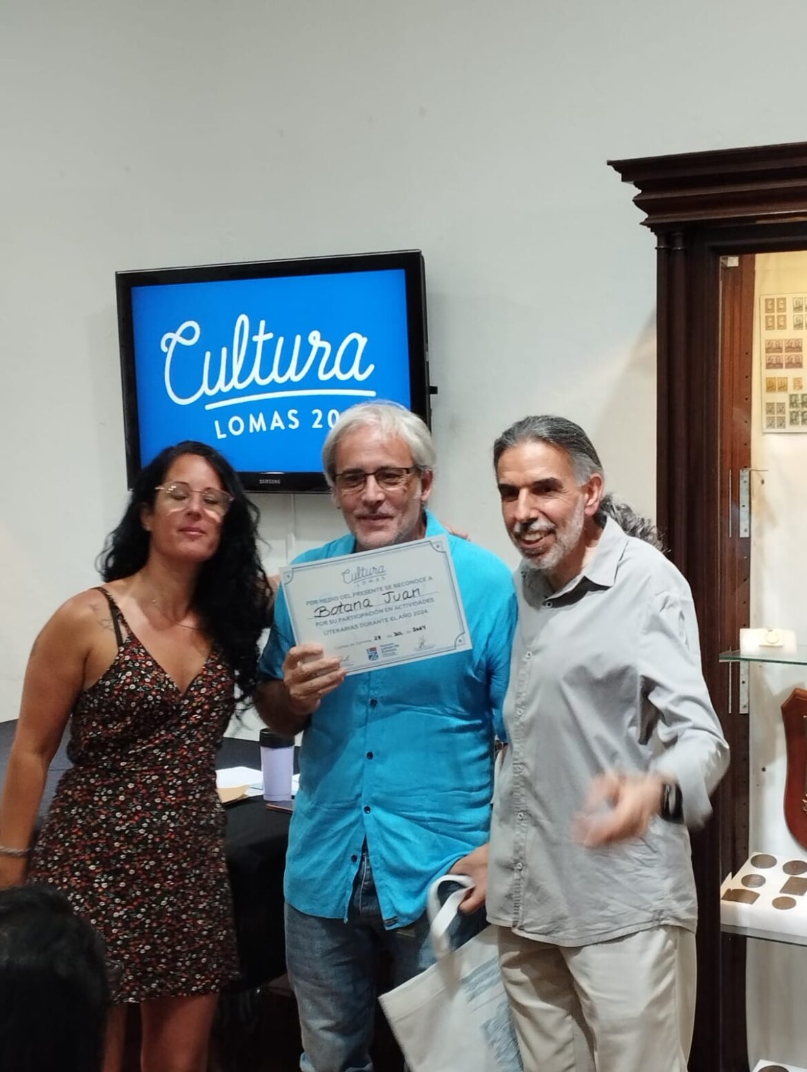 Juan Botana recibió un diploma por su aporte a la cultura de Lomas de Zamora: “Mis festivales son democráticos. Todas las personas que escriben pueden participar”