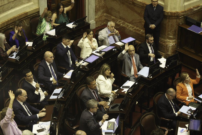 ¿Por qué se aumentan el sueldo los senadores?