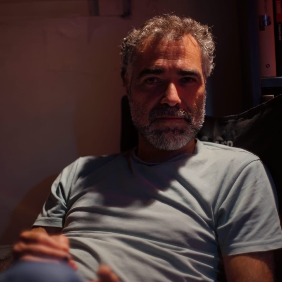 “Leo mis cuentos en un bar de San Telmo con un grupo de colegas”. Entrevista a Christian Olmos. Por Rita Frank