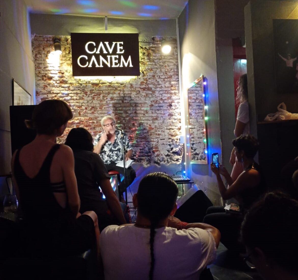Juan Botana en “Noche de Cuentos” en Cave Canem