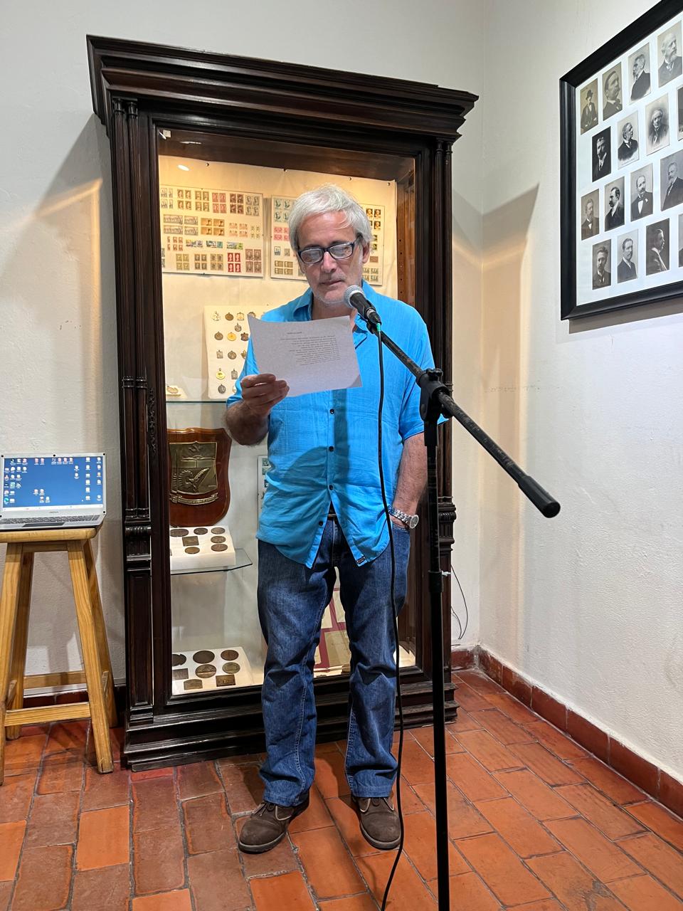 Juan Botana presentó “Flores plebeyas” en Lomas de Zamora