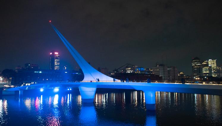 El Gobierno porteño concientizó sobre el síndrome de Tourette iluminando monumentos
