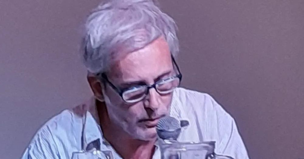 Juan Botana se presenta en La pluma del Caburé