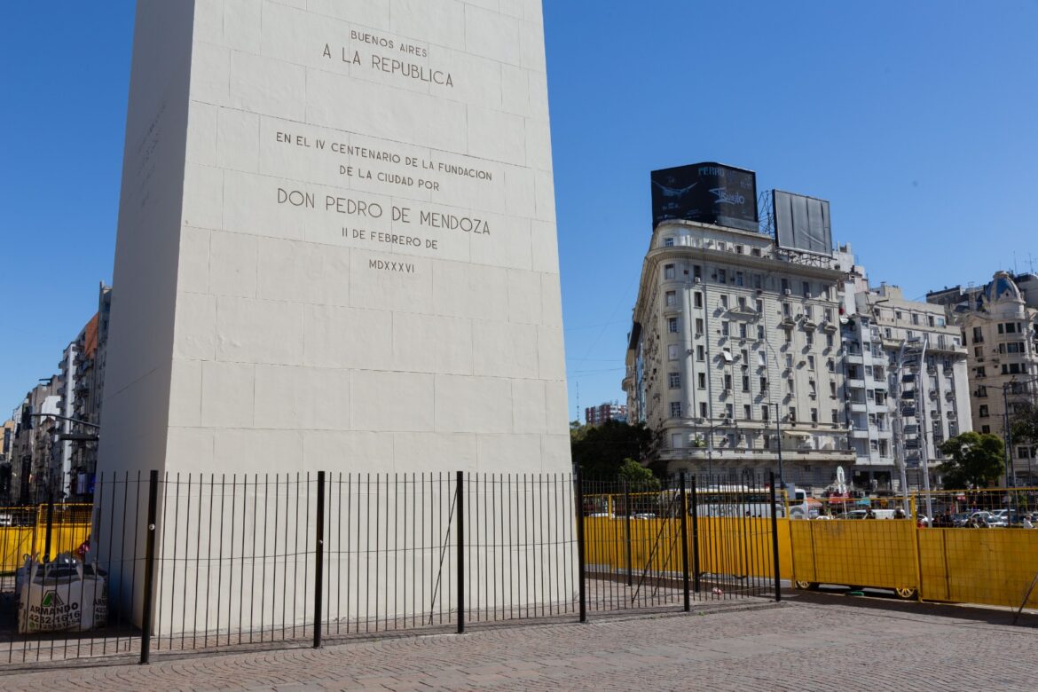 Avanza el cambio de rejas del Obelisco