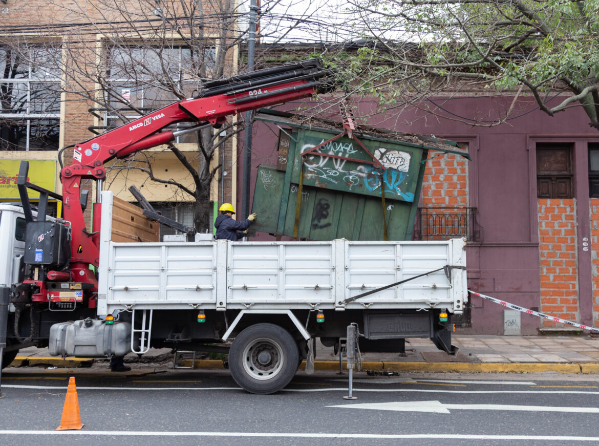 Más orden en el espacio público: el plan de Ciudad para sacar de las veredas los puestos de diarios y de flores abandonados