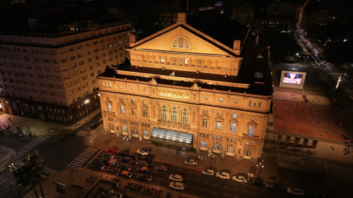 El Colón se ilumina: el ícono porteño estrena proyectores LED para su fachada