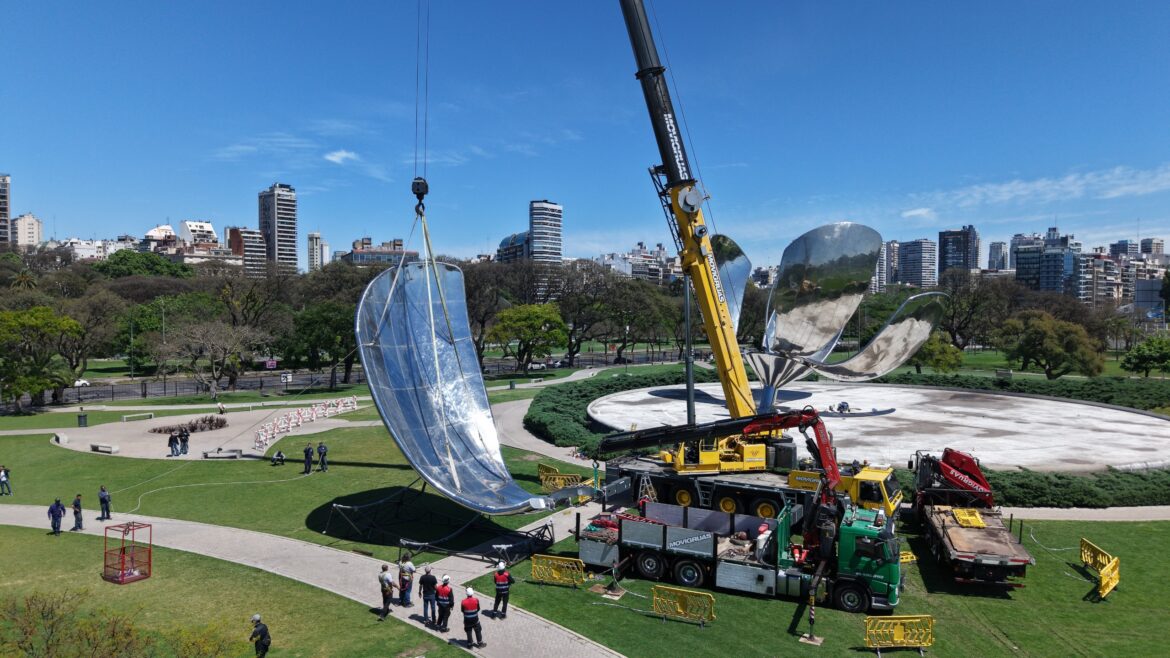 Con un megaoperativo, comenzó la etapa final de la restauración de la Floralis