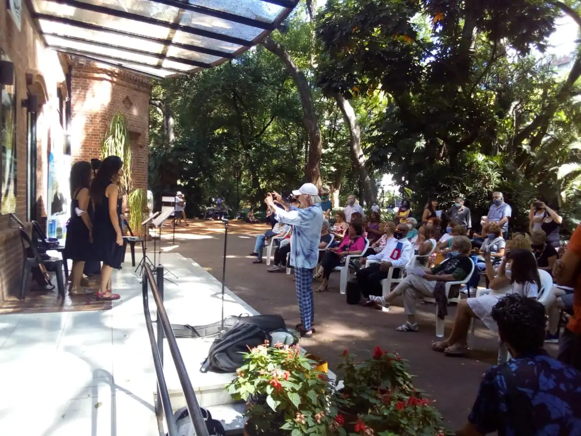 Ana Casale con banda en el Jardín Botánico