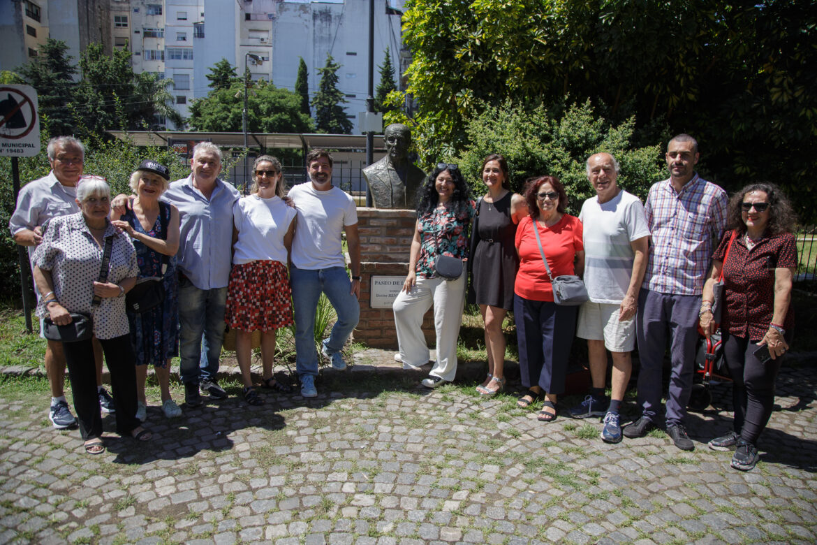 La Ciudad inauguró la primera escultura en homenaje a Favaloro