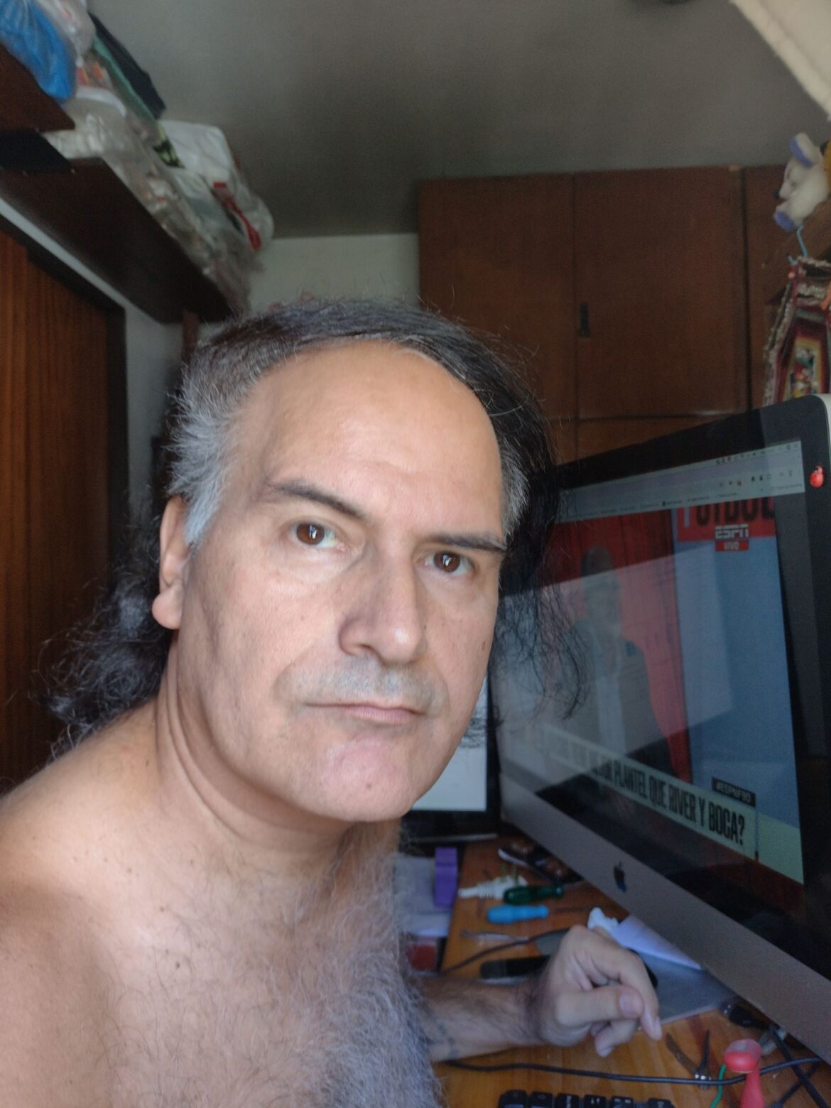 Leiva, la remera de Whitesnake y el llamado a Mauricio: crónica de una irrupción imaginada en 2027